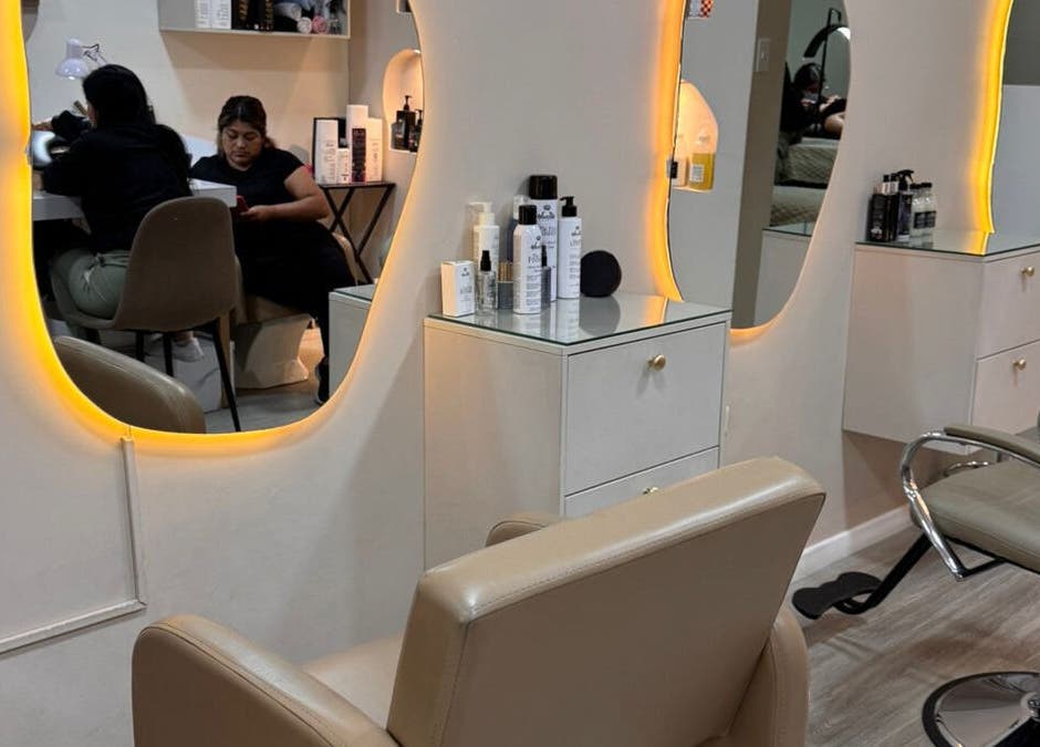 Interior de Priscila Vivar Studio Samborondon, Guayas, Guayas, EC, con espejos iluminados y sillas de peluquería elegantes.