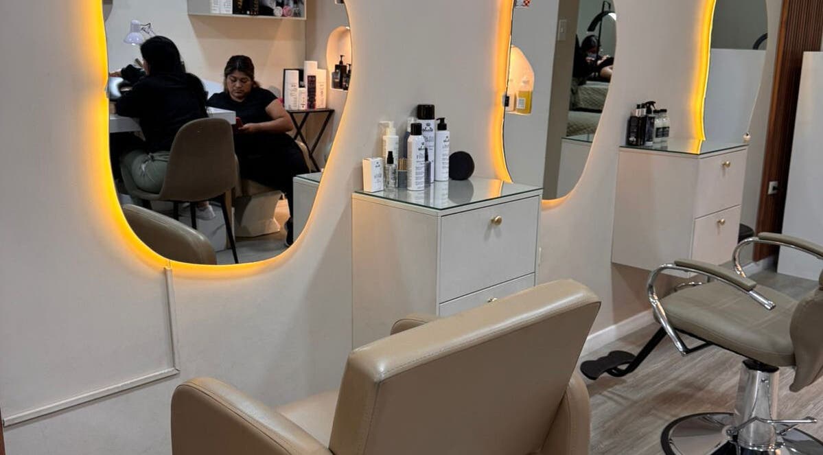 Interior de Priscila Vivar Studio Samborondon, Guayas, Guayas, EC, con espejos iluminados y sillas de peluquería elegantes.