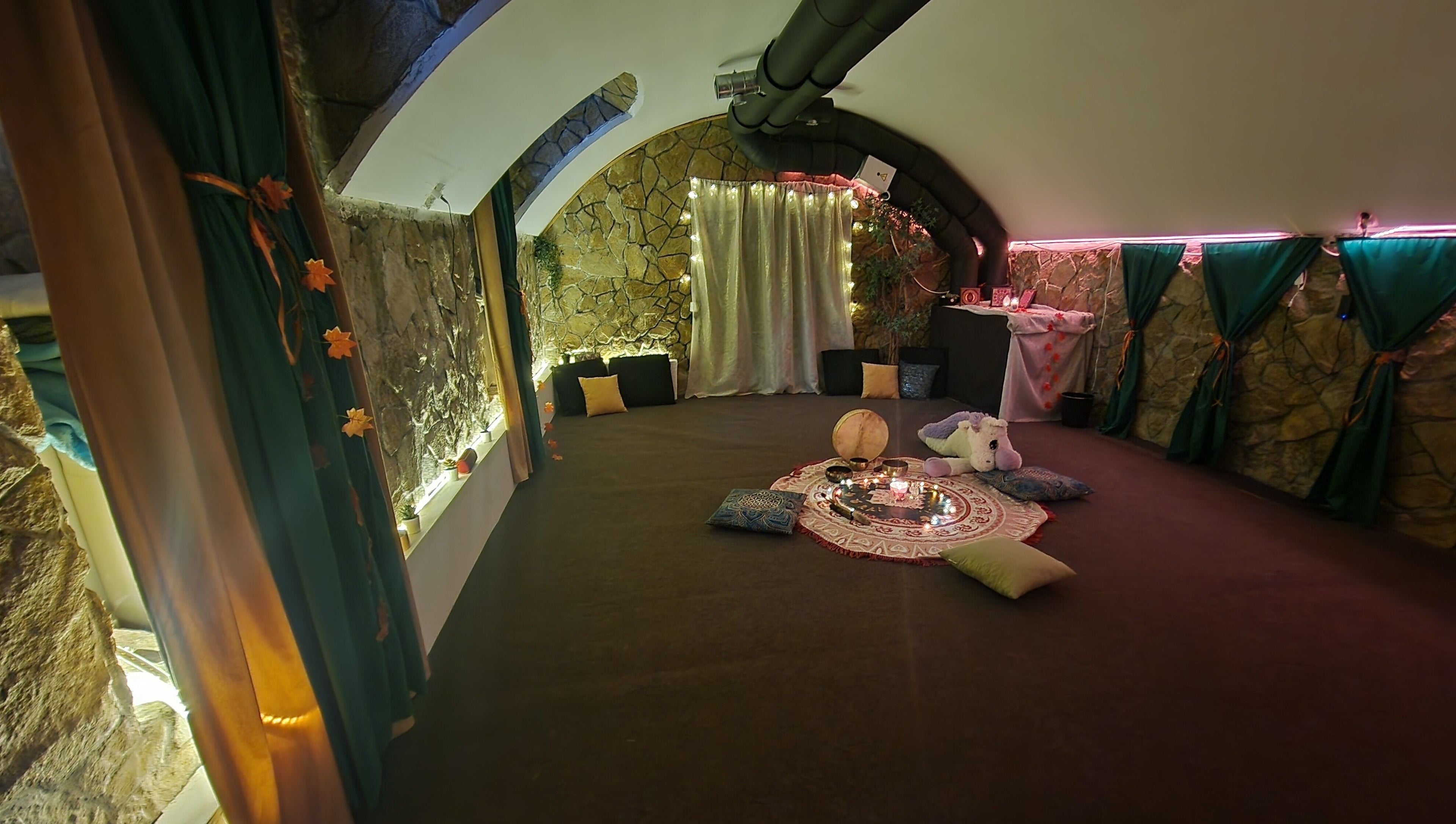 Hangulatos beltéri tér a Parádé ®️-ban, Budapest, Magyar, HU címén, párnák és fények díszítik.