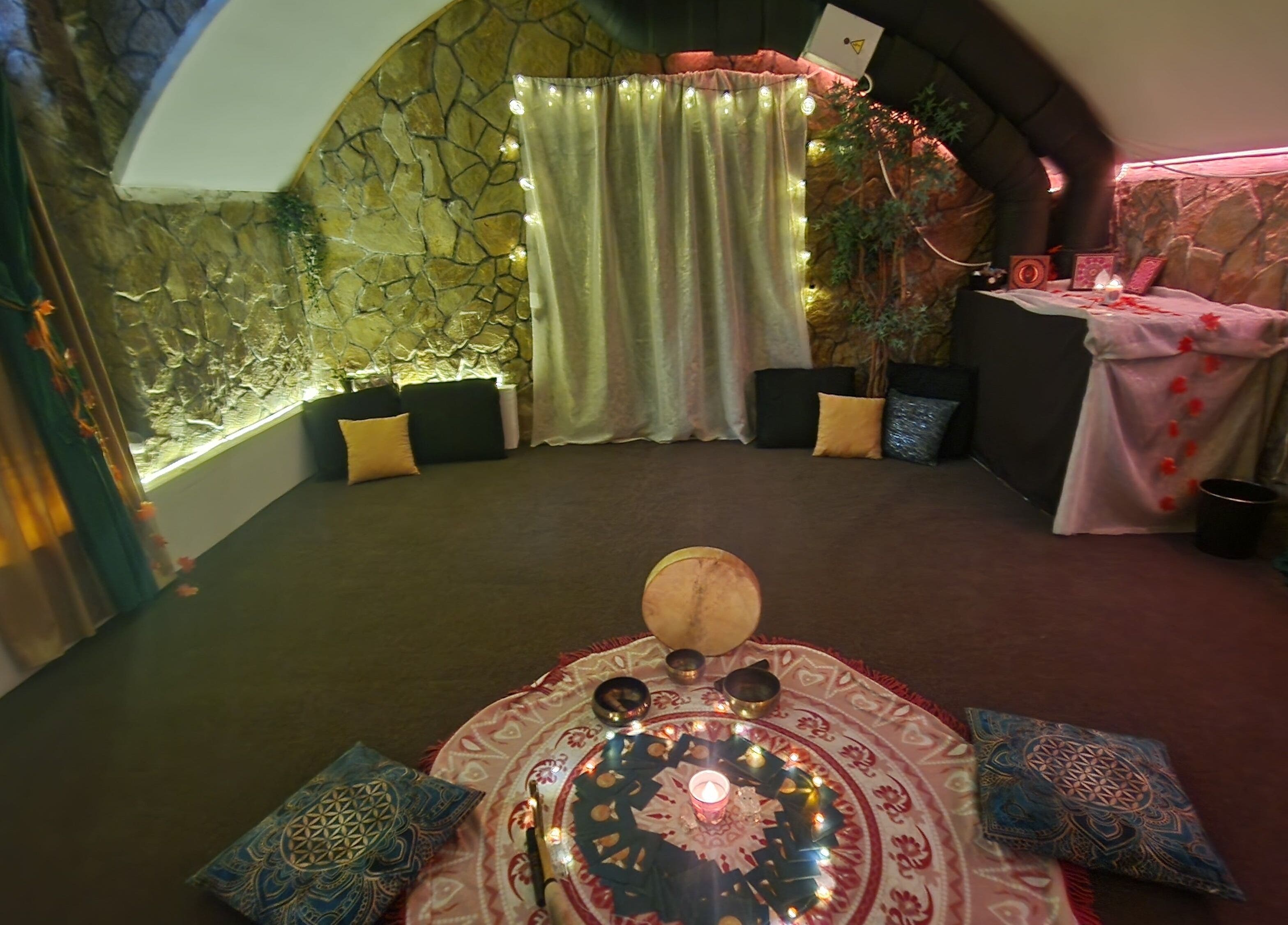 Intim relaxációs tér Parádé ®️ helyszínén, Budapest, Magyar, HU, lágy világítással és kényelmes párnákkal.