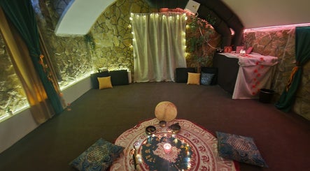 Intim relaxációs tér Parádé ®️ helyszínén, Budapest, Magyar, HU, lágy világítással és kényelmes párnákkal.