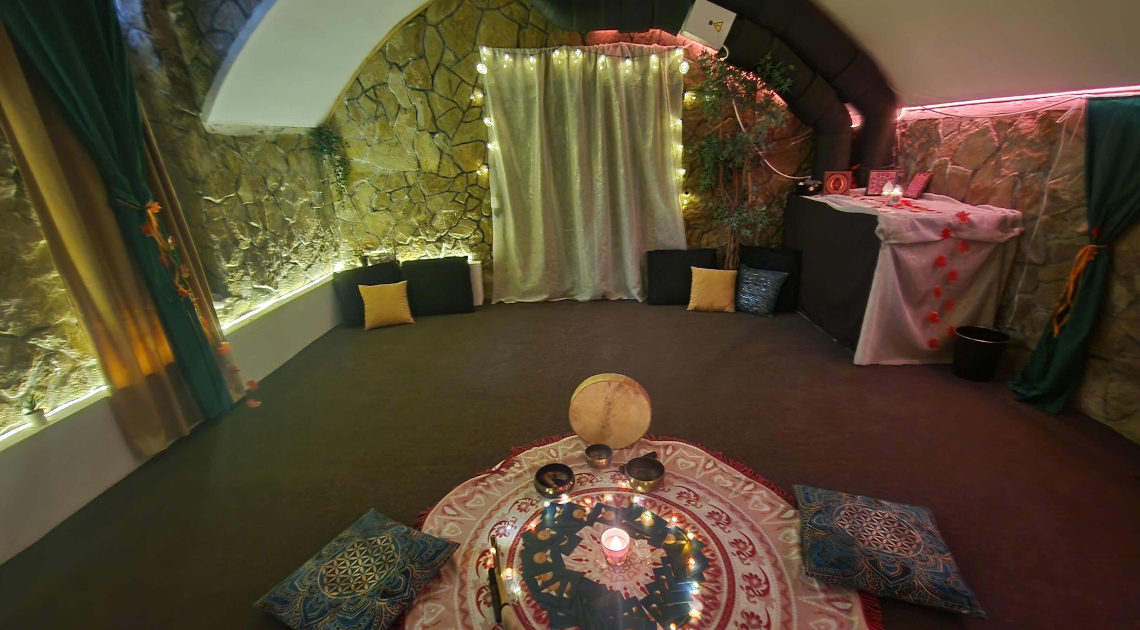 Intim relaxációs tér Parádé ®️ helyszínén, Budapest, Magyar, HU, lágy világítással és kényelmes párnákkal.