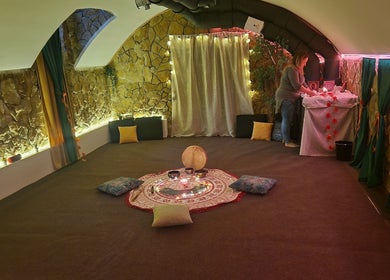 Hangulatos relaxációs tér Parádé ®️ Budapest, Magyar, HU, párnákkal és gyertyafénnyel.