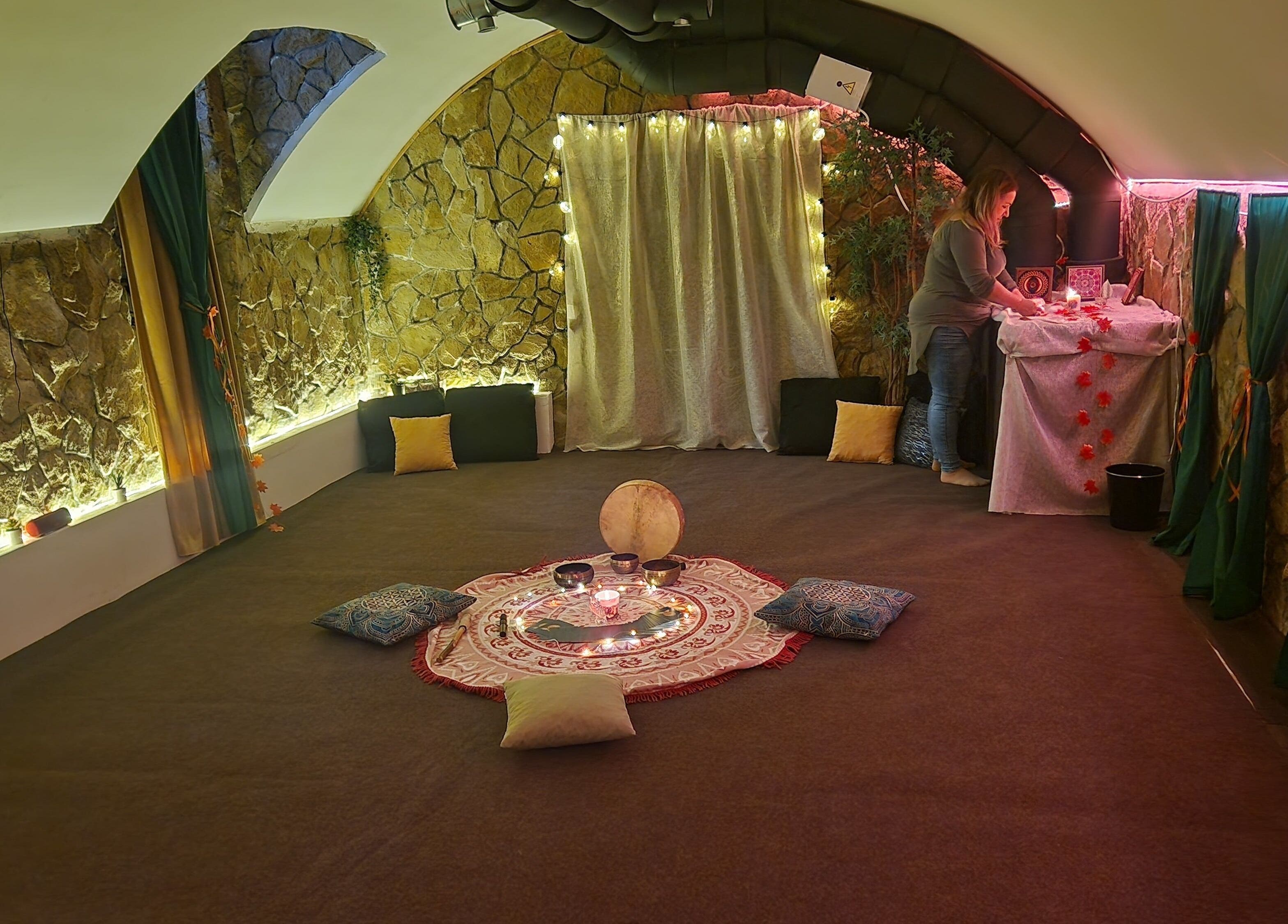 Hangulatos relaxációs tér Parádé ®️ Budapest, Magyar, HU, párnákkal és gyertyafénnyel.