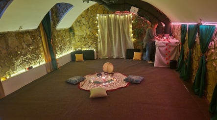 Hangulatos relaxációs tér Parádé ®️ Budapest, Magyar, HU, párnákkal és gyertyafénnyel.