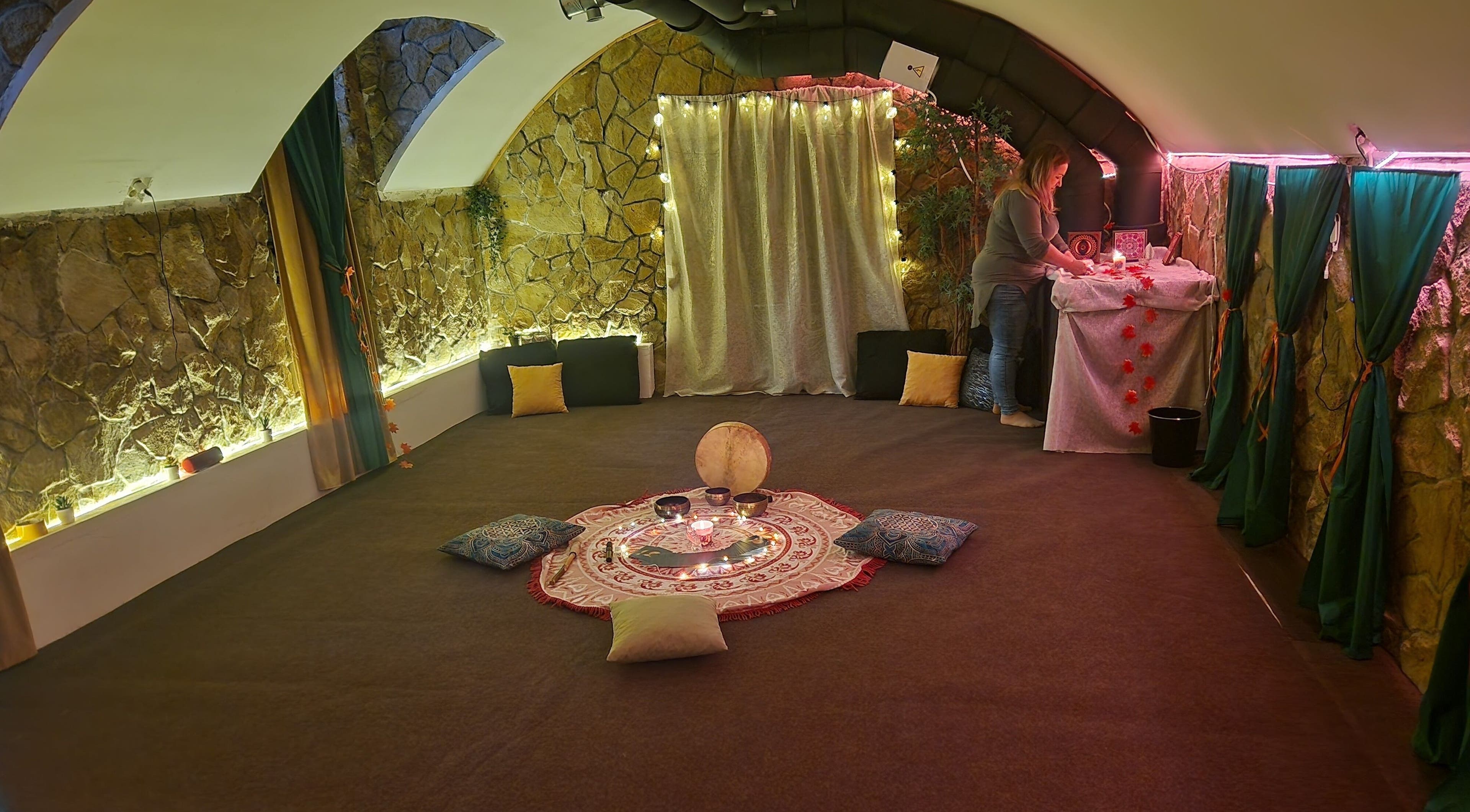 Hangulatos relaxációs tér Parádé ®️ Budapest, Magyar, HU, párnákkal és gyertyafénnyel.