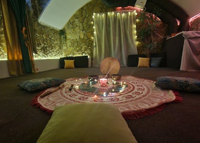 Hangulatos, párnás pihenőhely a Parádé ®️ Budapest, Magyar, HU helyszínén.