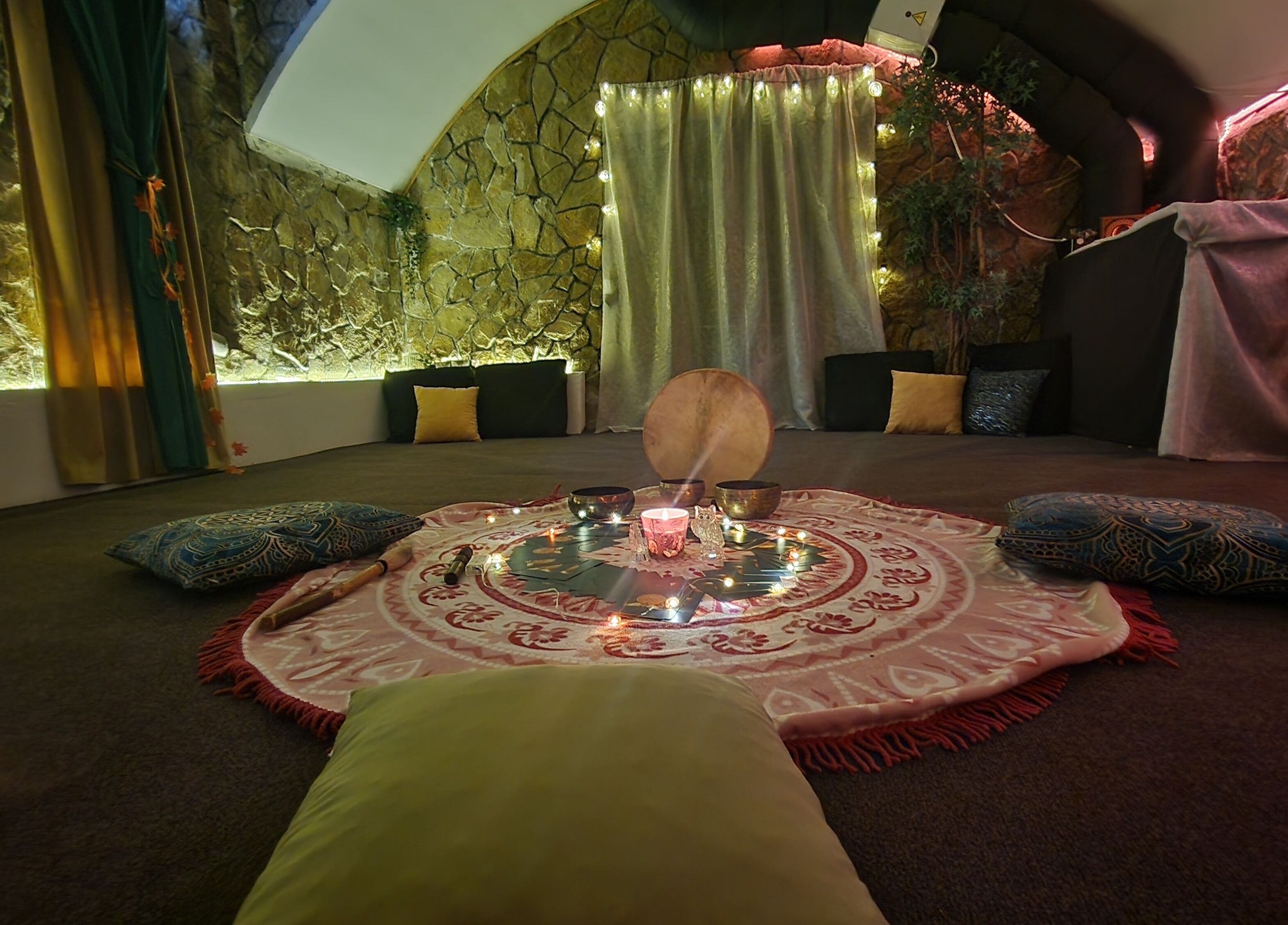 Hangulatos, párnás pihenőhely a Parádé ®️ Budapest, Magyar, HU helyszínén.