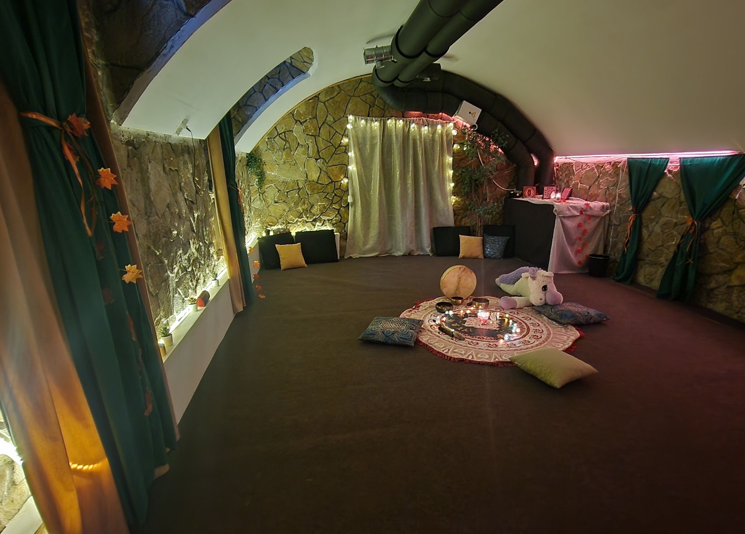 Hangulatos szoba a Parádé ®️ helyszínen, Budapest, Magyar, HU. Párnák és melegség jellemzi.