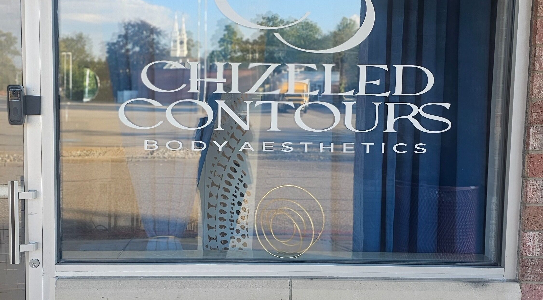 Entrance of Chizeled Contours Body Aesthetics in Twinsburg, Ohio, US, featuring a stylish storefront design.