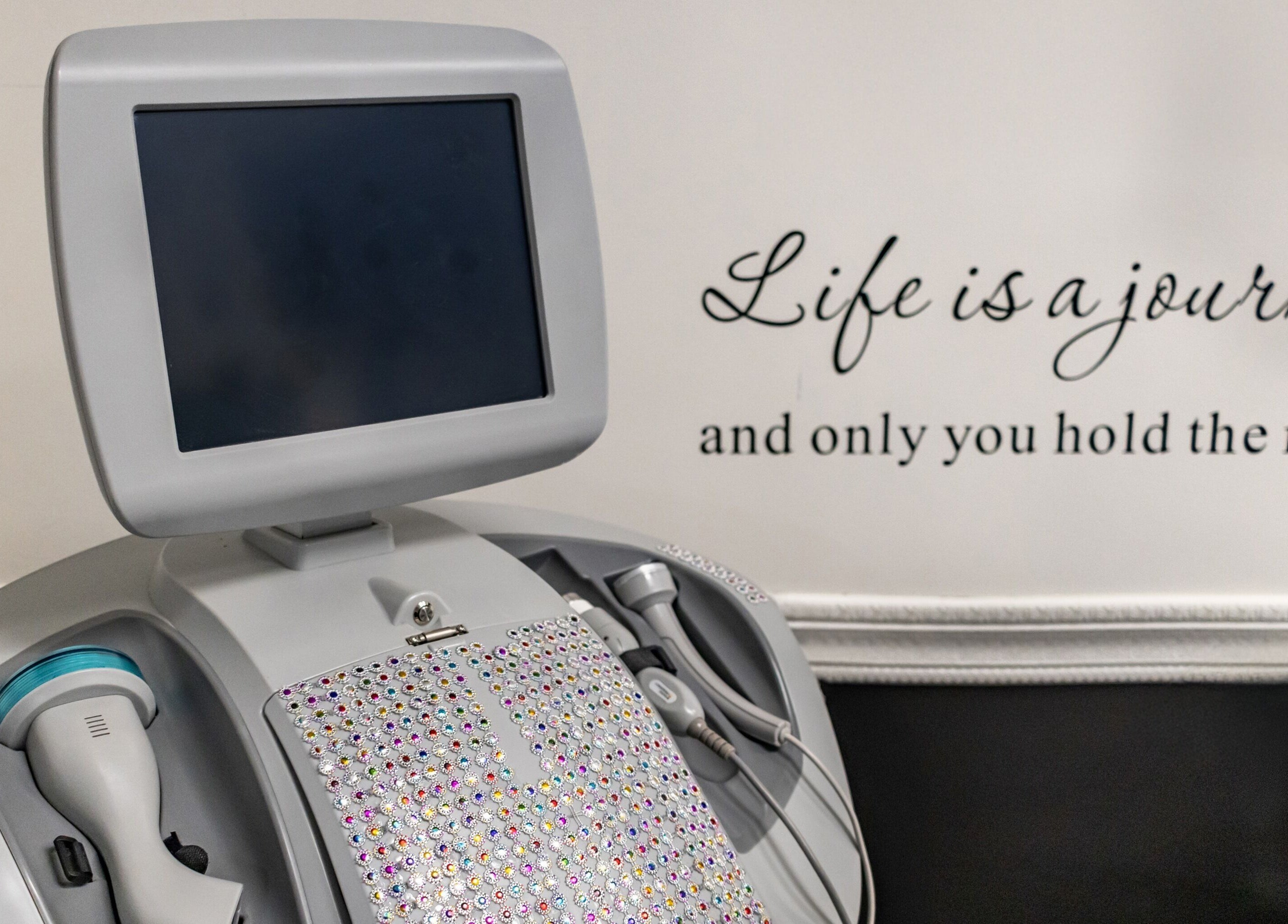 Sleek body contouring machine at Chizeled Contours Body Aesthetics, Twinsburg, Ohio, US with motivational quote.
