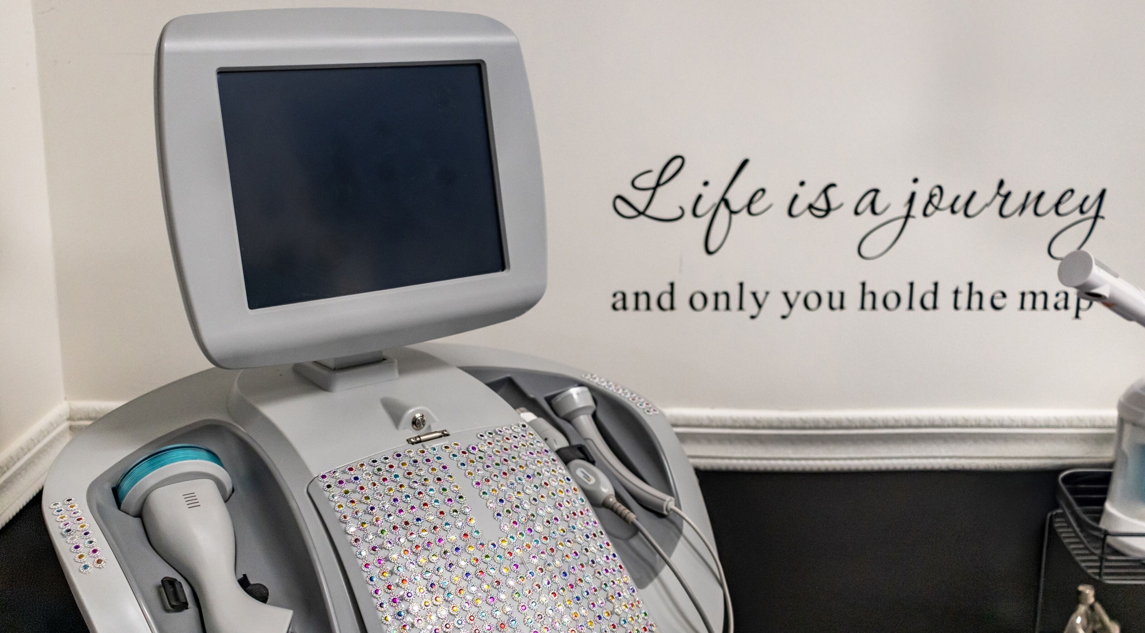 Sleek body contouring machine at Chizeled Contours Body Aesthetics, Twinsburg, Ohio, US with motivational quote.