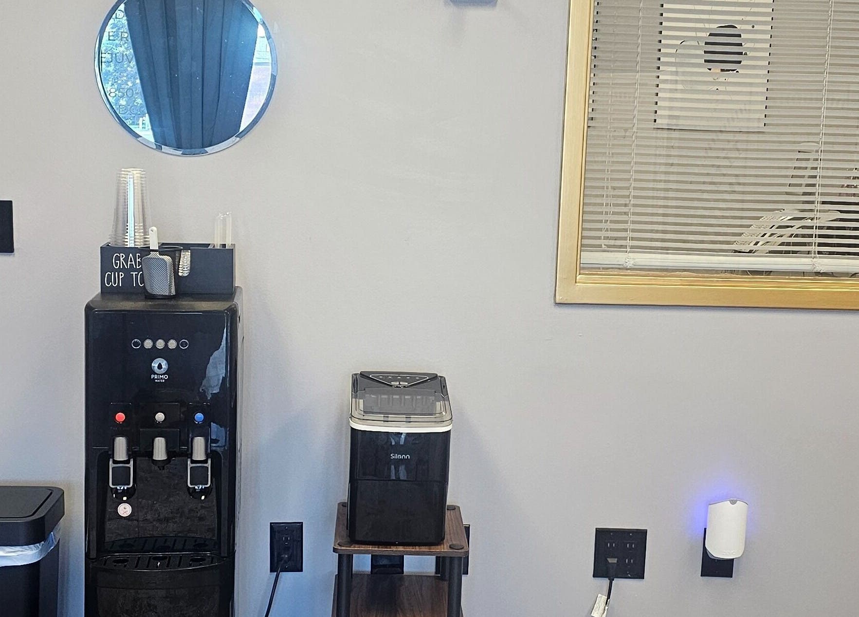 Water and ice station at Chizeled Contours Body Aesthetics in Twinsburg, Ohio, US, providing comfort and relaxation.