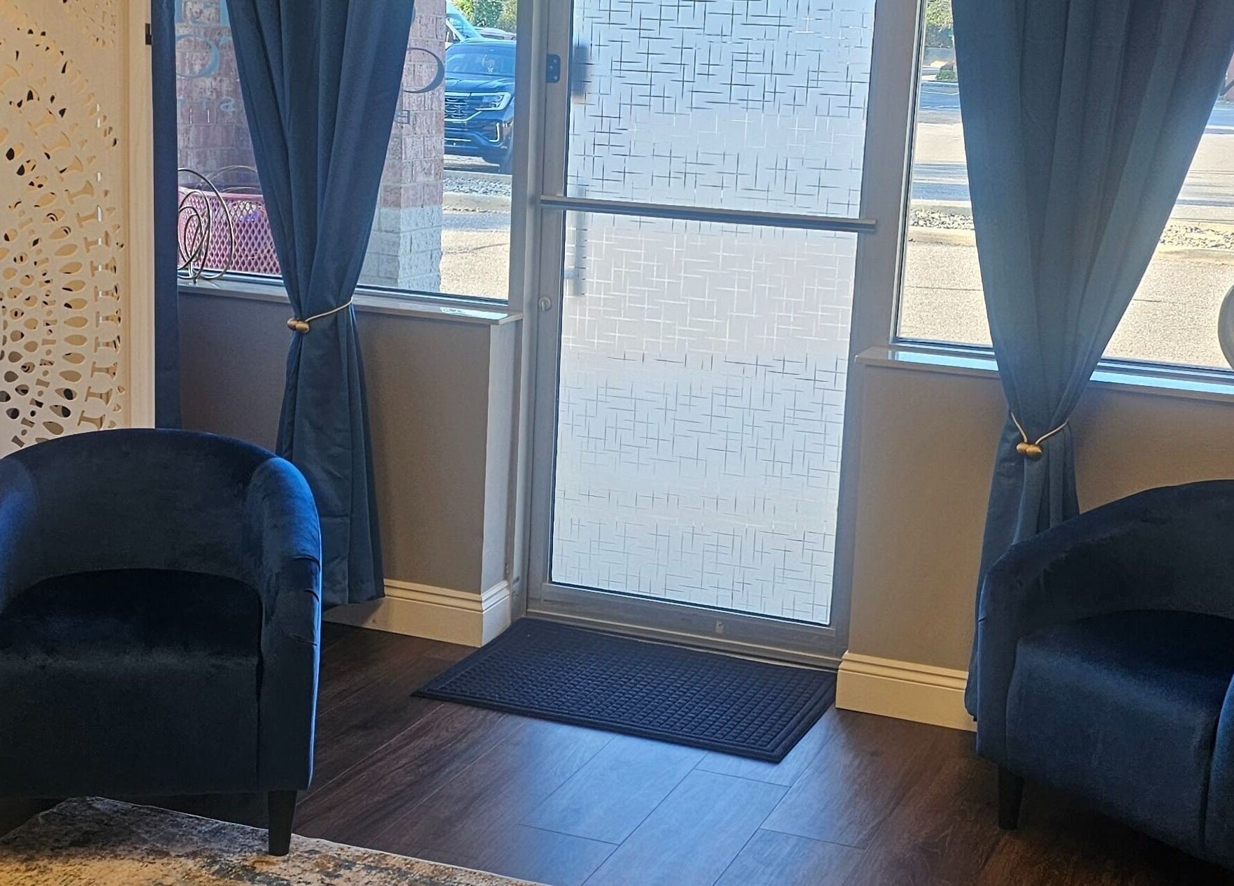 Elegant seating area with blue chairs at Chizeled Contours Body Aesthetics in Twinsburg, Ohio, US.