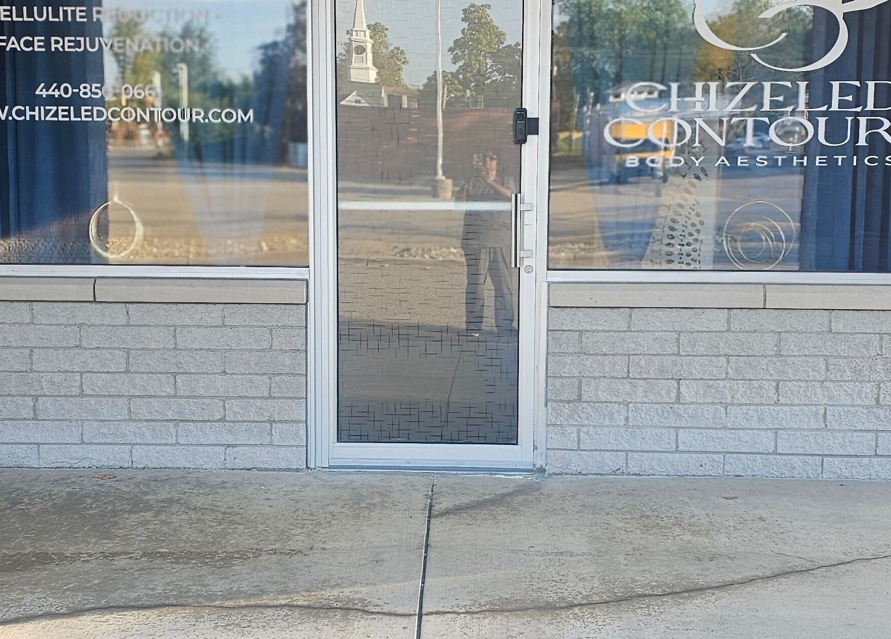 Front entrance of Chizeled Contours Body Aesthetics, Twinsburg, Ohio with welcoming glass door.