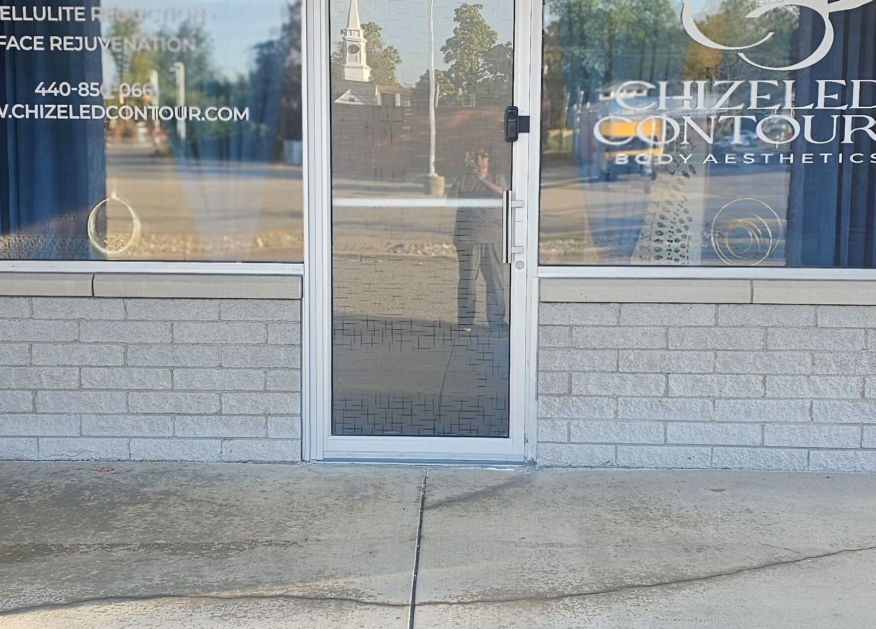 Front entrance of Chizeled Contours Body Aesthetics, Twinsburg, Ohio with welcoming glass door.