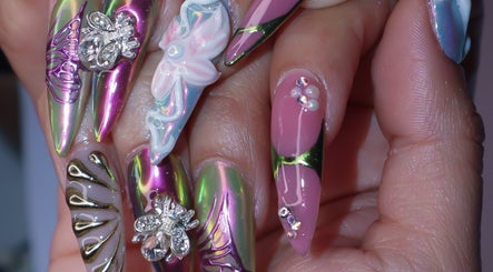 Intricate nail designs at Yanice Gianina Nails, Berlin, Berlin, DE. Glittery, colorful with floral accents.