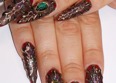 Intricate leaf nail art at Yanice Gianina Nails in Berlin, Berlin, DE, showcasing detailed and colorful designs.