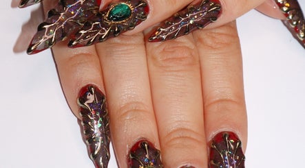 Intricate leaf nail art at Yanice Gianina Nails in Berlin, Berlin, DE, showcasing detailed and colorful designs.