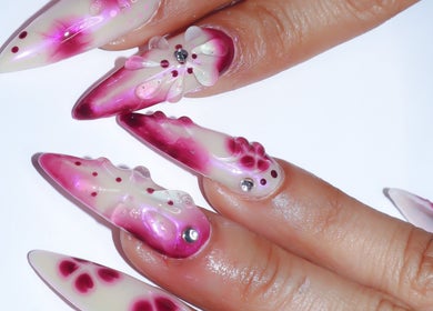 Elegant floral nail art at Yanice Gianina Nails in Berlin, Berlin, DE.