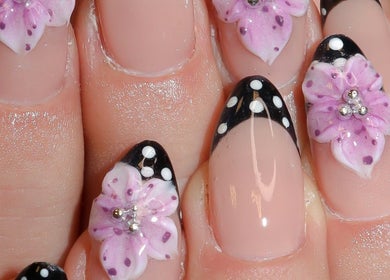 Elegant floral nail art at Yanice Gianina Nails, Berlin, Berlin, DE, featuring purple flowers and polka dots.