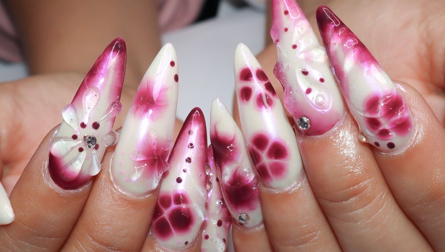 Elegant floral nail art at Yanice Gianina Nails in Berlin, Berlin, DE showcasing intricate designs.