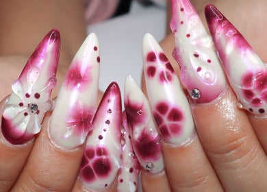 Elegant floral nail art at Yanice Gianina Nails in Berlin, Berlin, DE showcasing intricate designs.