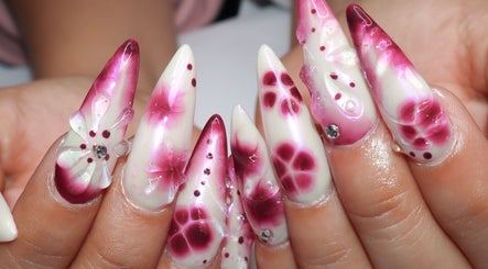 Elegant floral nail art at Yanice Gianina Nails, Berlin, Berlin, DE with intricate purple and pink designs.