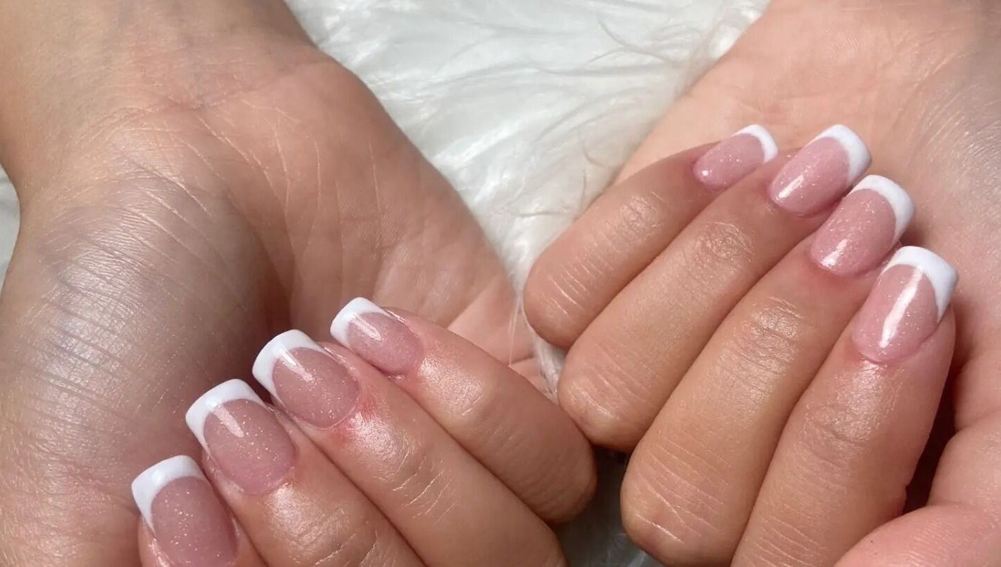 Manicure French elegante a ESS CENTRO ESTETICO in Catania, Sicilia, IT.