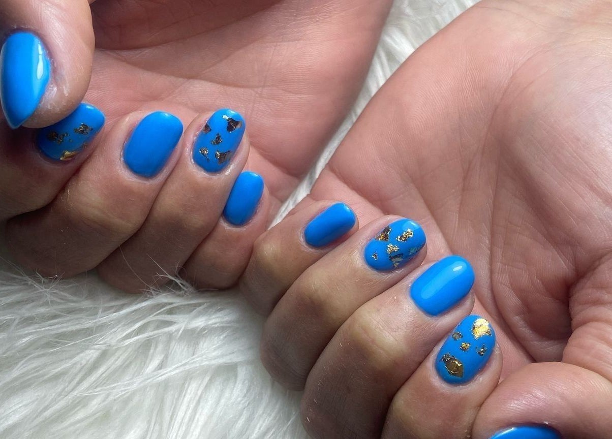 Design unghie blu con dettagli dorati presso ESS CENTRO ESTETICO, Catania, Sicilia, IT.