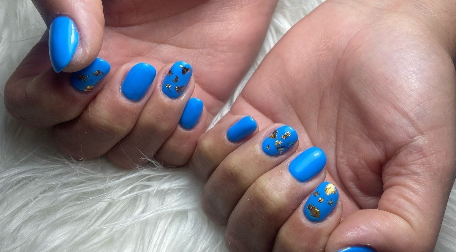Design unghie blu con dettagli dorati presso ESS CENTRO ESTETICO, Catania, Sicilia, IT.