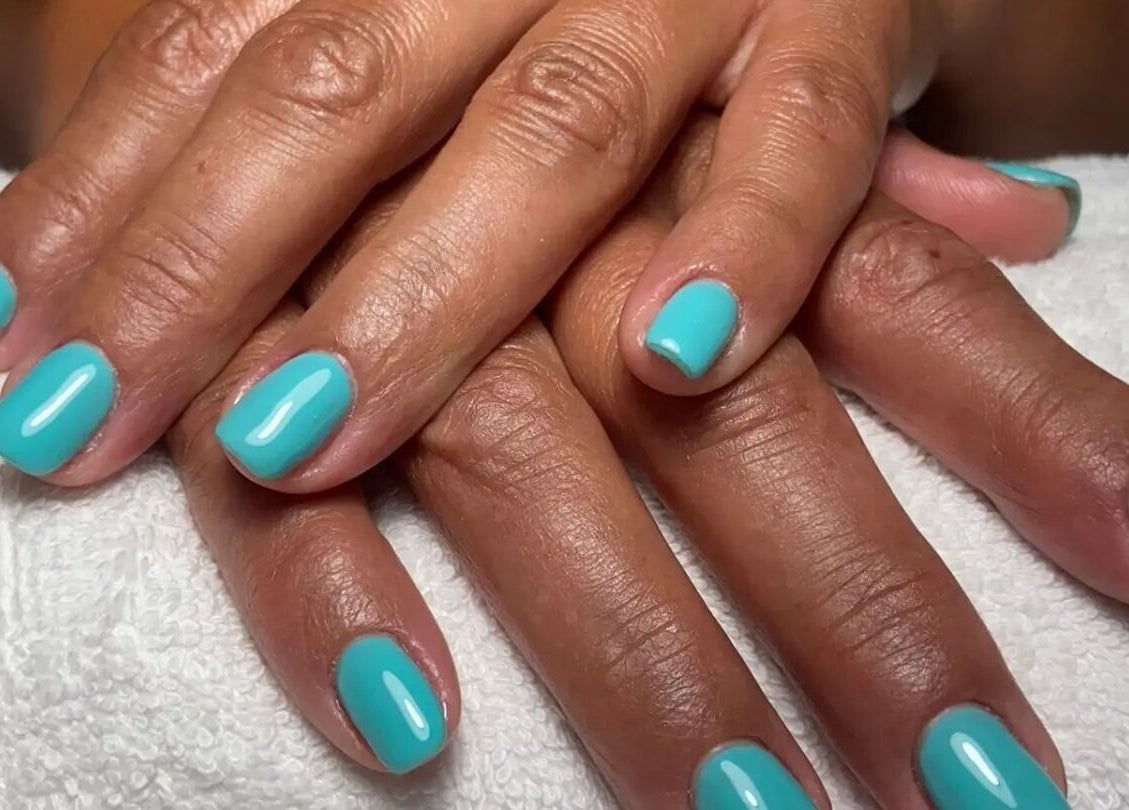 Manicure turchese brillante presso ESS CENTRO ESTETICO a Catania, Sicilia, IT.