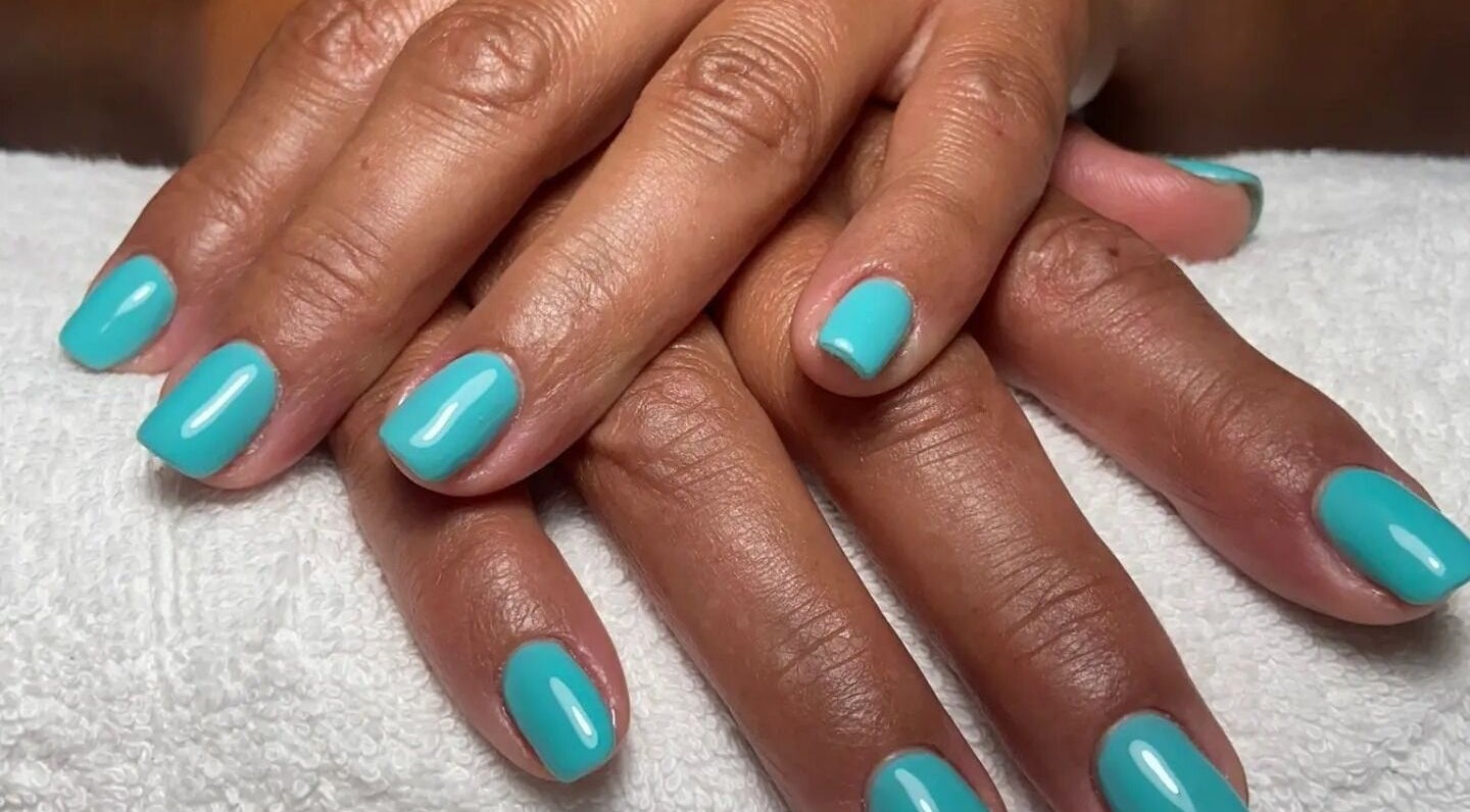 Manicure turchese brillante presso ESS CENTRO ESTETICO a Catania, Sicilia, IT.