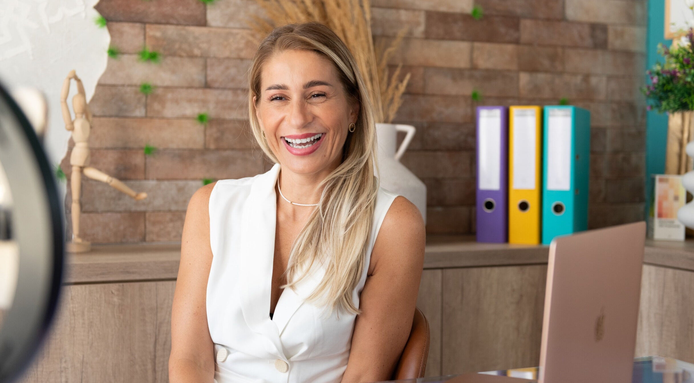 Žena u bijeloj majici smiješi se u Simplicity Beauty Centeru, Podgorica, ME.