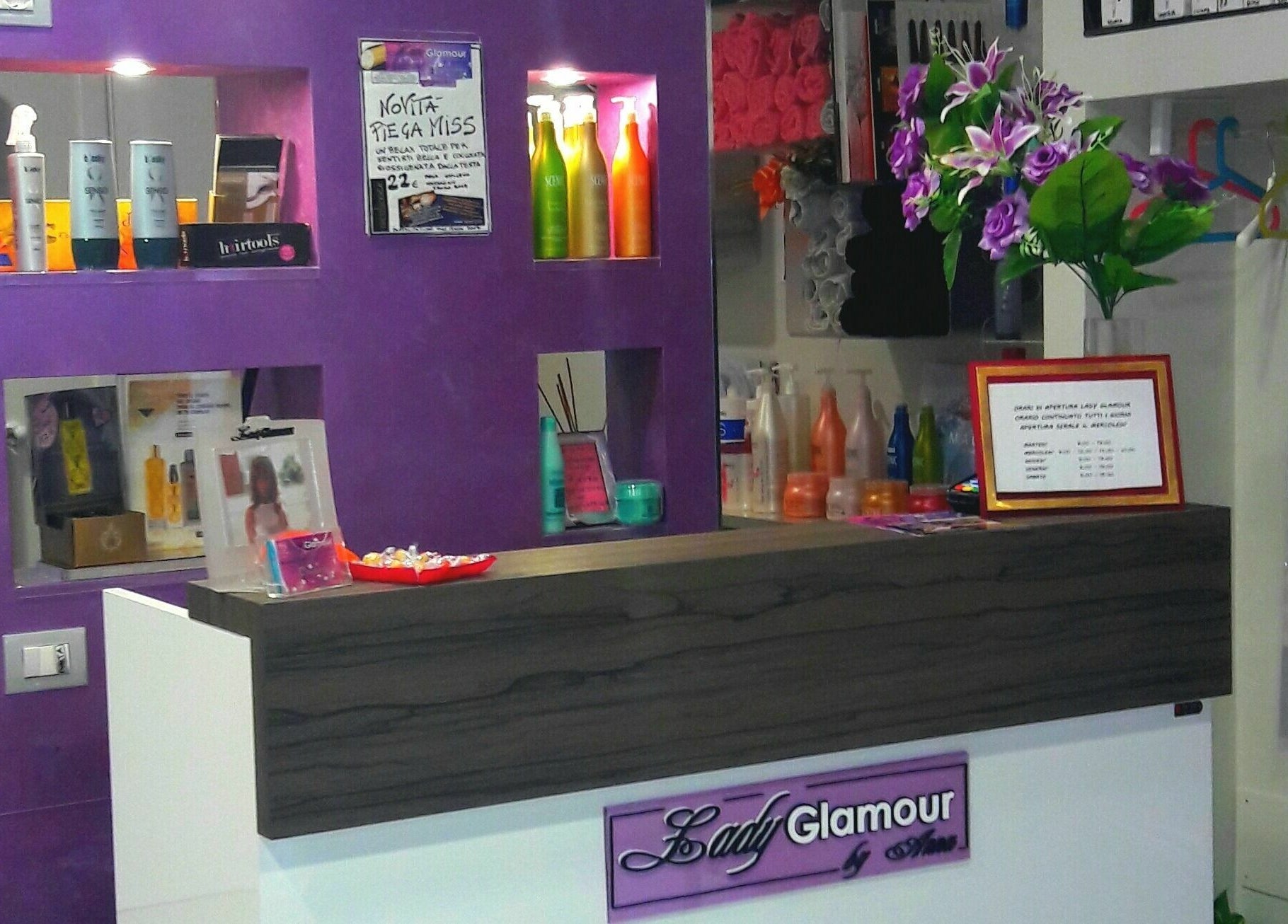 Reception elegante di Lady Glamour parrucchieri a Senago, Lombardia, IT, con prodotti e decorazioni vivaci.