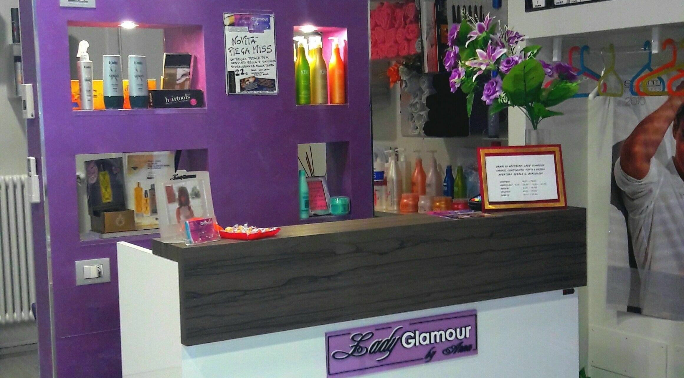 Reception elegante di Lady Glamour parrucchieri a Senago, Lombardia, IT, con prodotti e decorazioni vivaci.