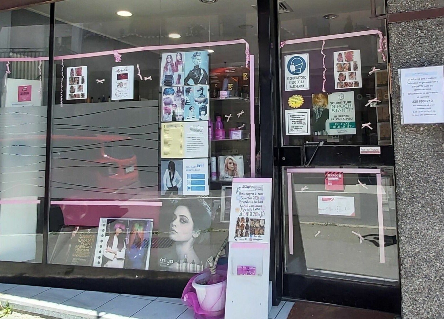 Vetrina di Lady Glamour parrucchieri a Senago, Lombardia, IT con pubblicità e decorazioni.
