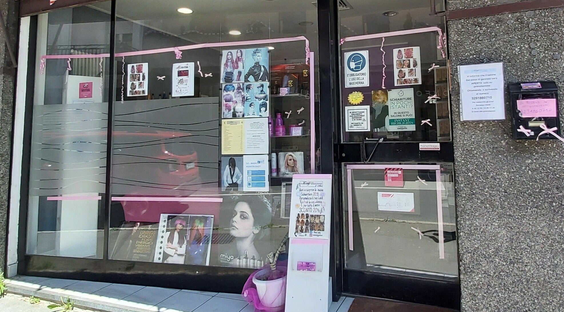 Vetrina di Lady Glamour parrucchieri a Senago, Lombardia, IT con pubblicità e decorazioni.