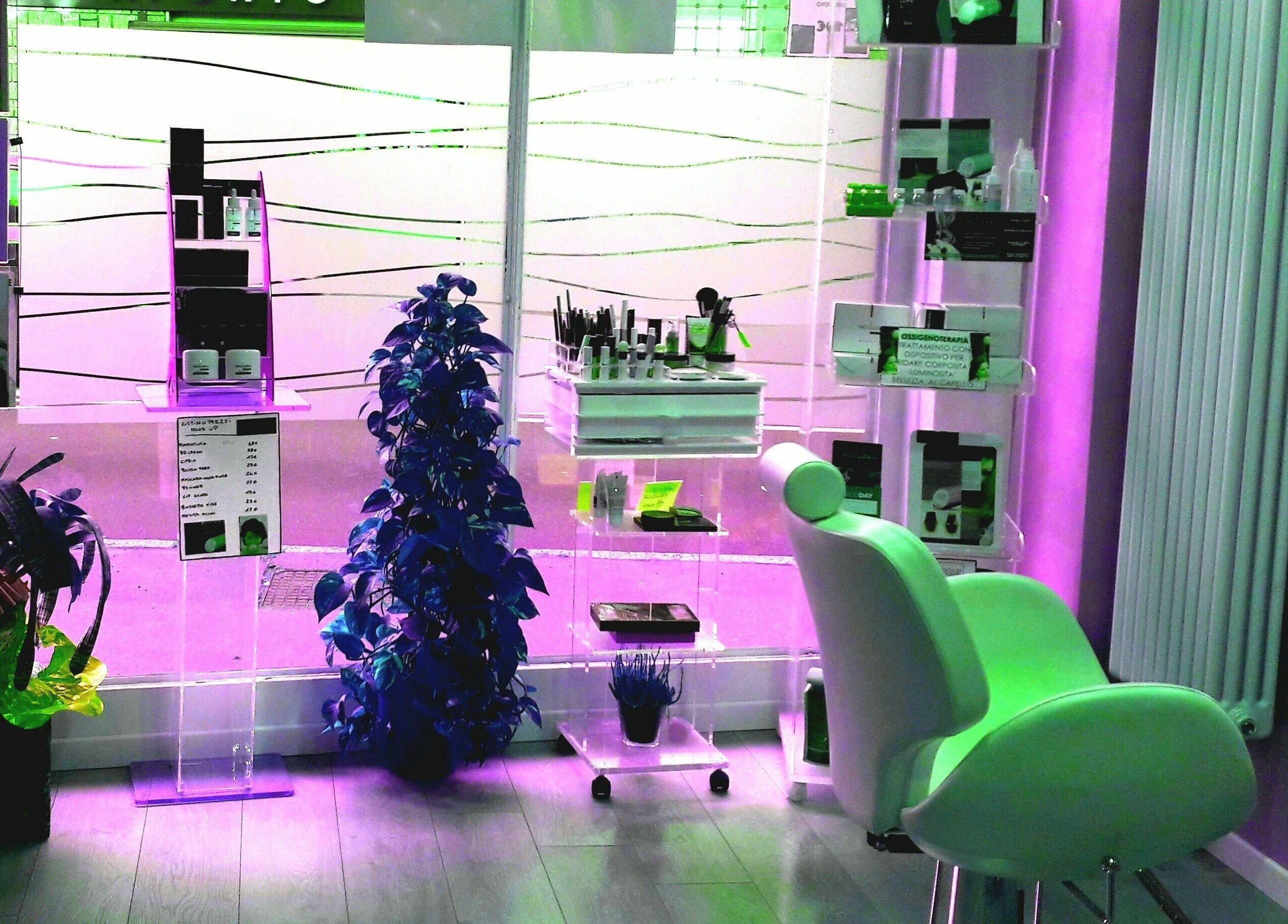 Interior elegante di Lady Glamour parrucchieri a Senago, Lombardia, IT con arredamento moderno.