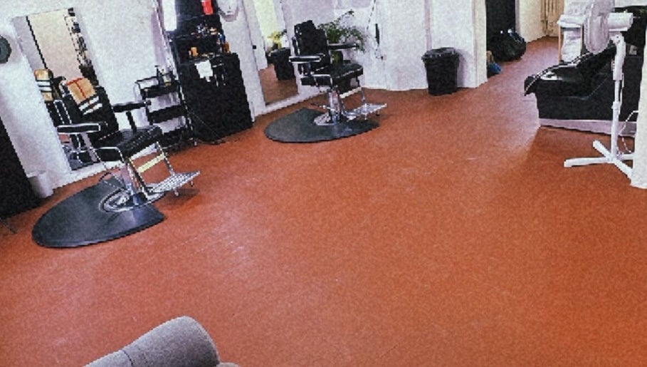 Interior moderno de Original Hair Studio en Antigua Guatemala, Sacatepéquez, GT, con sillas de peluquería elegantes.