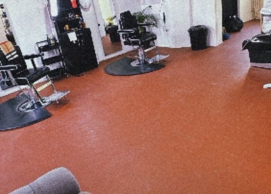 Interior moderno de Original Hair Studio en Antigua Guatemala, Sacatepéquez, GT, con sillas de peluquería elegantes.