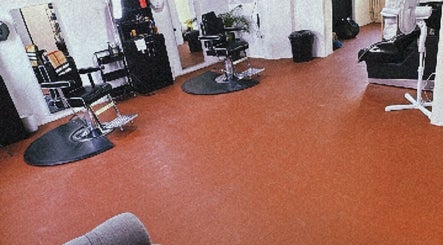 Interior moderno de Original Hair Studio en Antigua Guatemala, Sacatepéquez, GT, con sillas de peluquería elegantes.