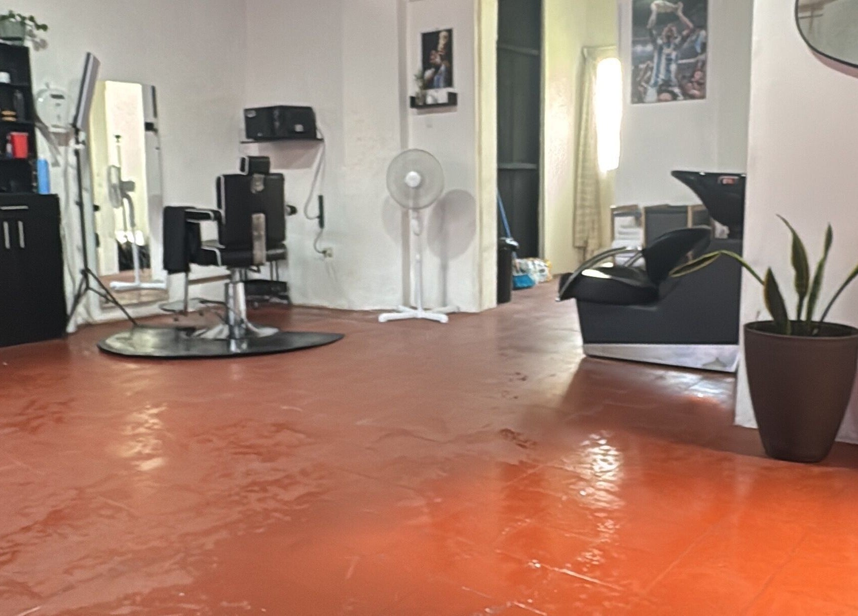 Interior del estudio Original Hair Studio en Antigua Guatemala, Sacatepéquez, GT, mostrando sillas y decoración moderna.