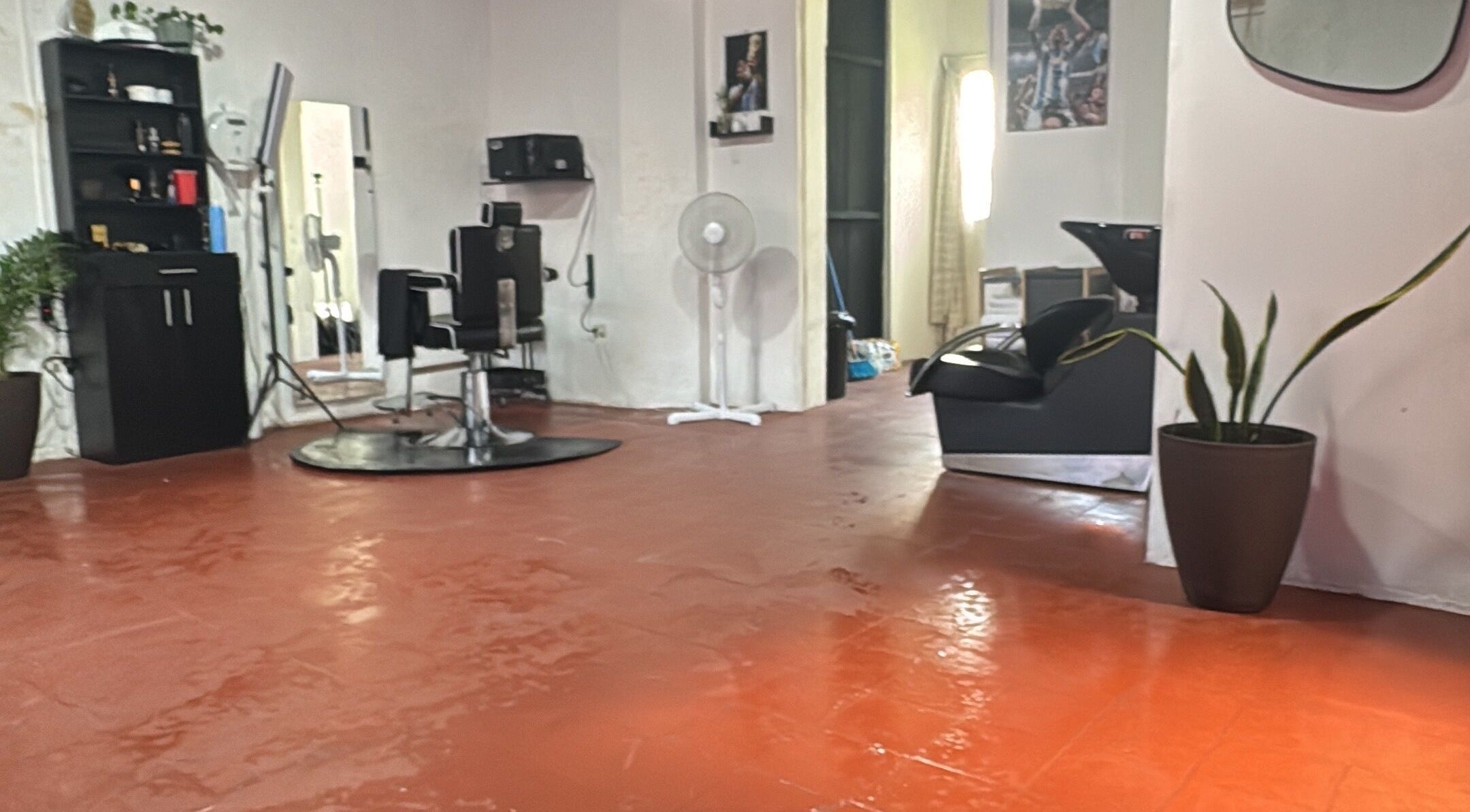 Interior del estudio Original Hair Studio en Antigua Guatemala, Sacatepéquez, GT, mostrando sillas y decoración moderna.