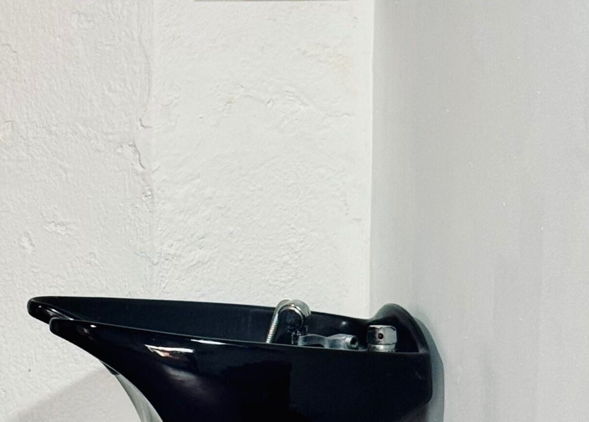 Moderno lavabo negro en Original Hair Studio, Antigua Guatemala, Sacatepéquez, GT.