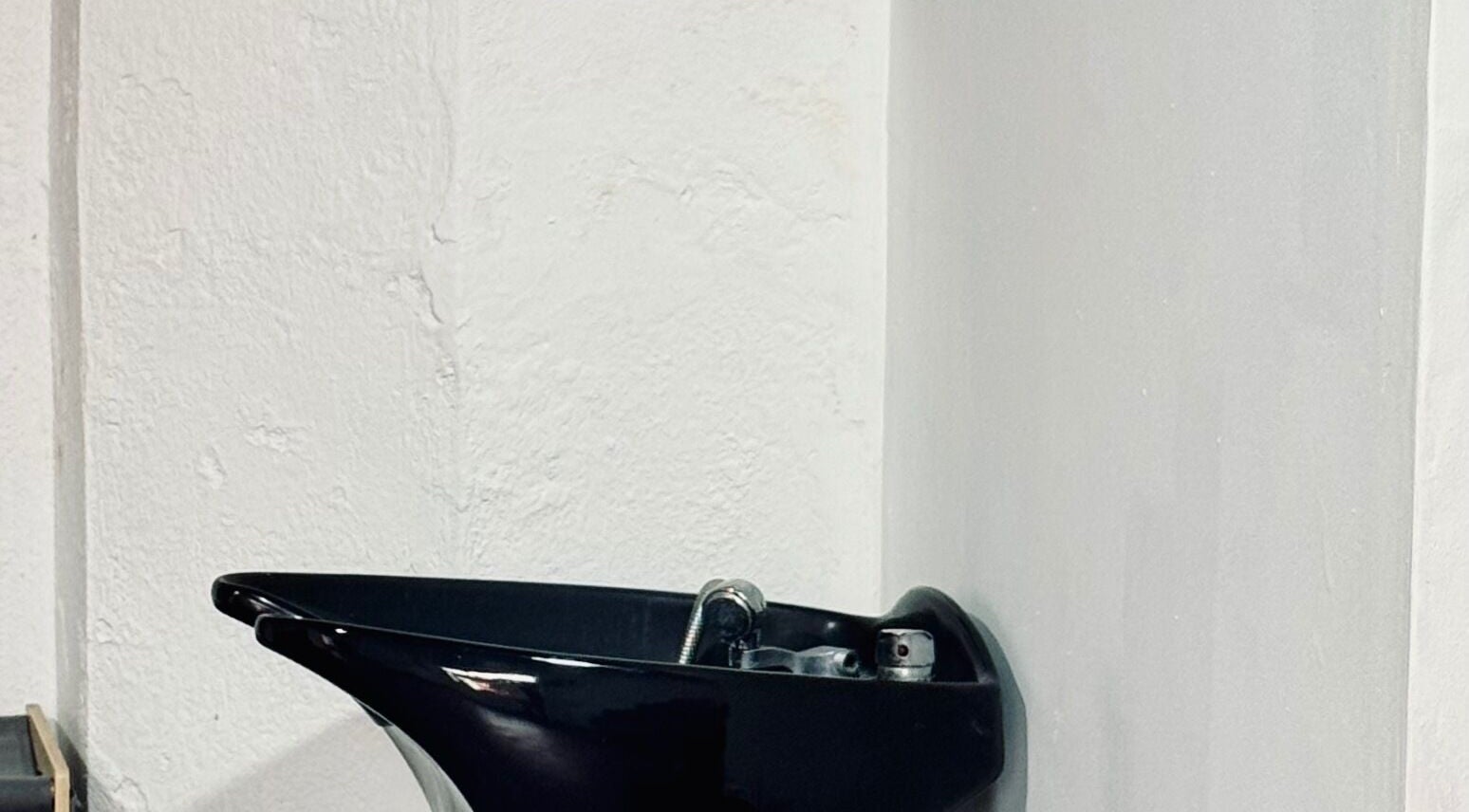 Moderno lavabo negro en Original Hair Studio, Antigua Guatemala, Sacatepéquez, GT.