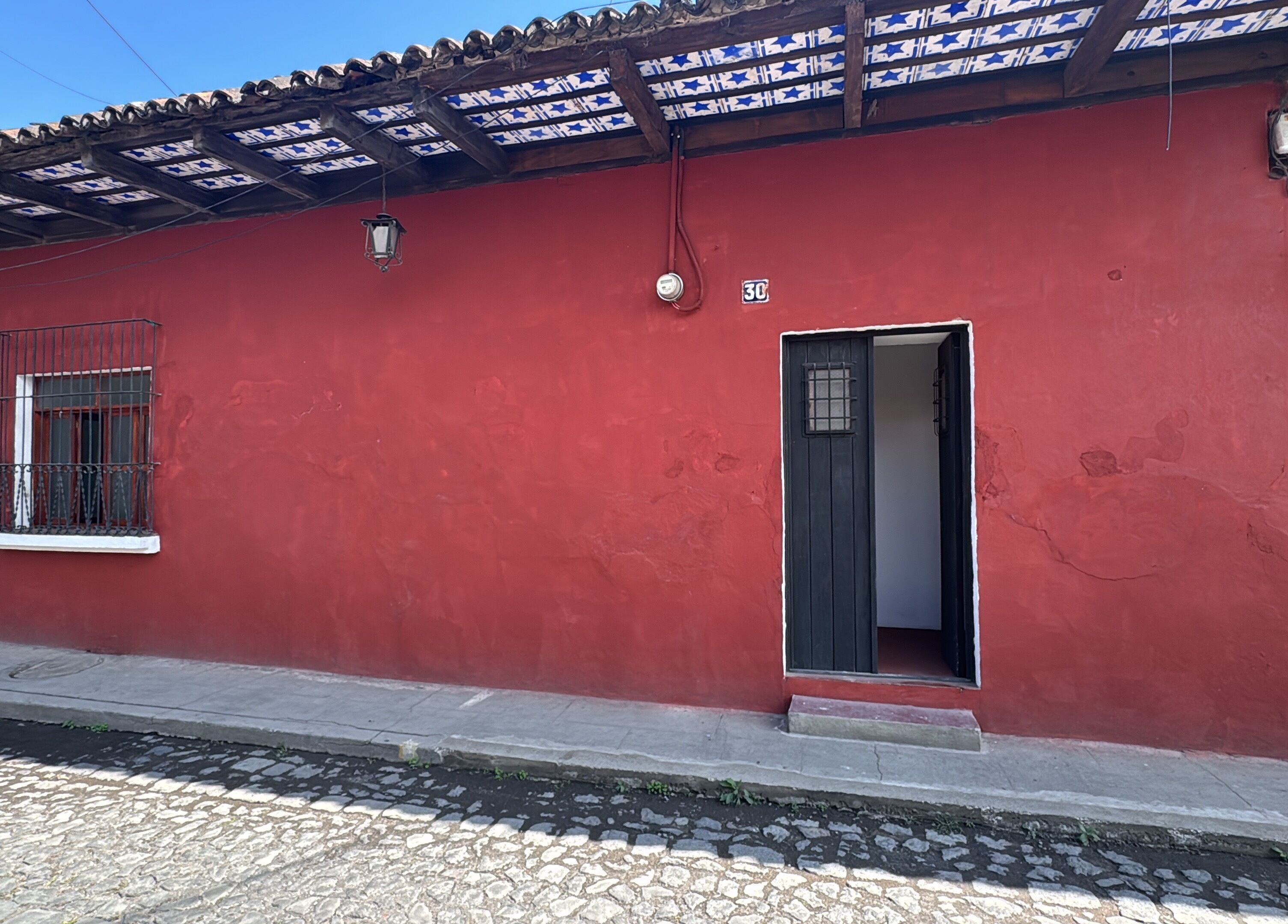 Exterior del Original Hair Studio, Antigua Guatemala, Sacatepéquez, GT, con una vibrante fachada roja.