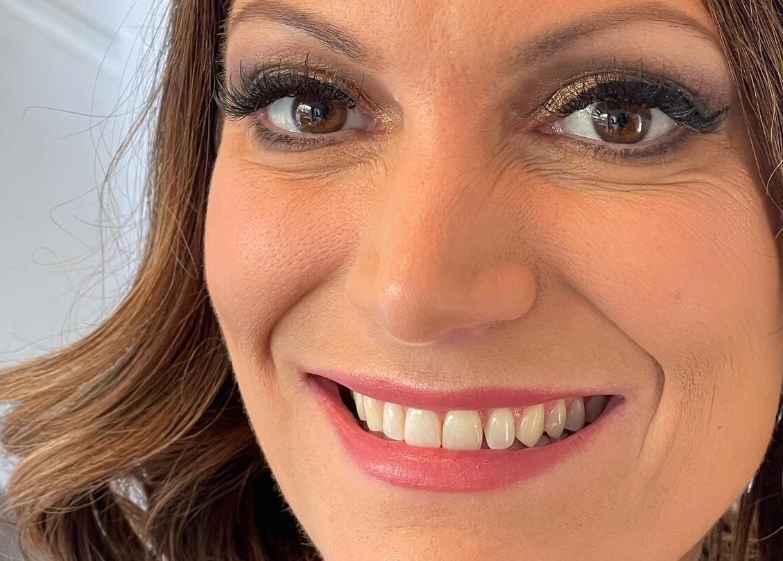 Close-up of a smiling woman with elegant makeup by Michaela Hearne Beauty, Forest Town, England, GB.