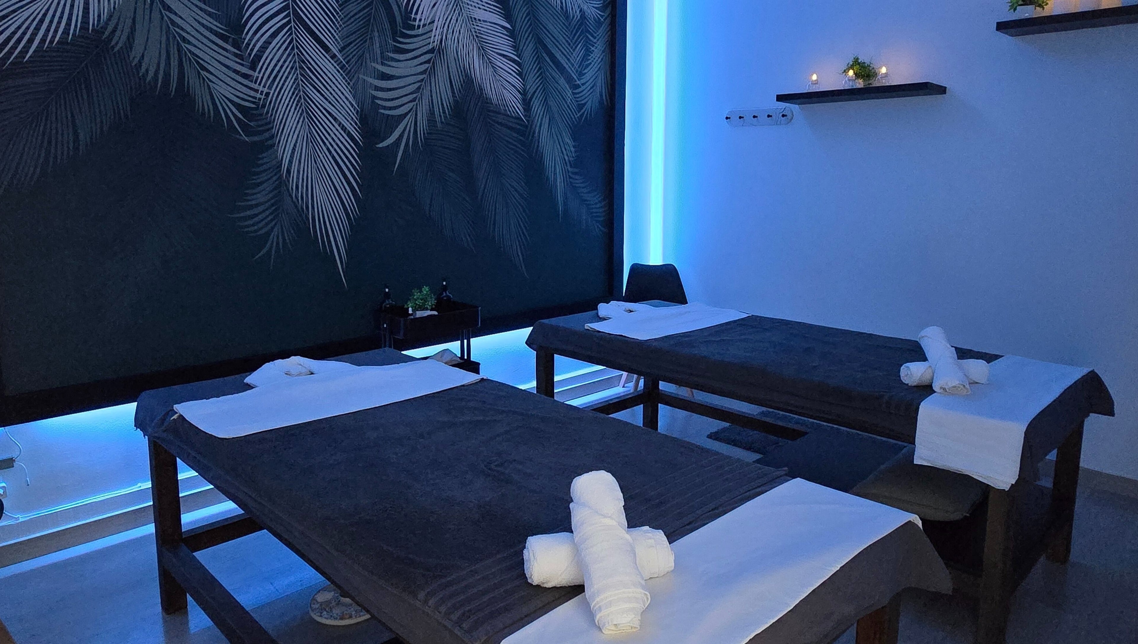 Sala de masajes en Massage Lab, Dénia, Comunidad Valenciana, ES, con ambiente relajante y mesas dobles.