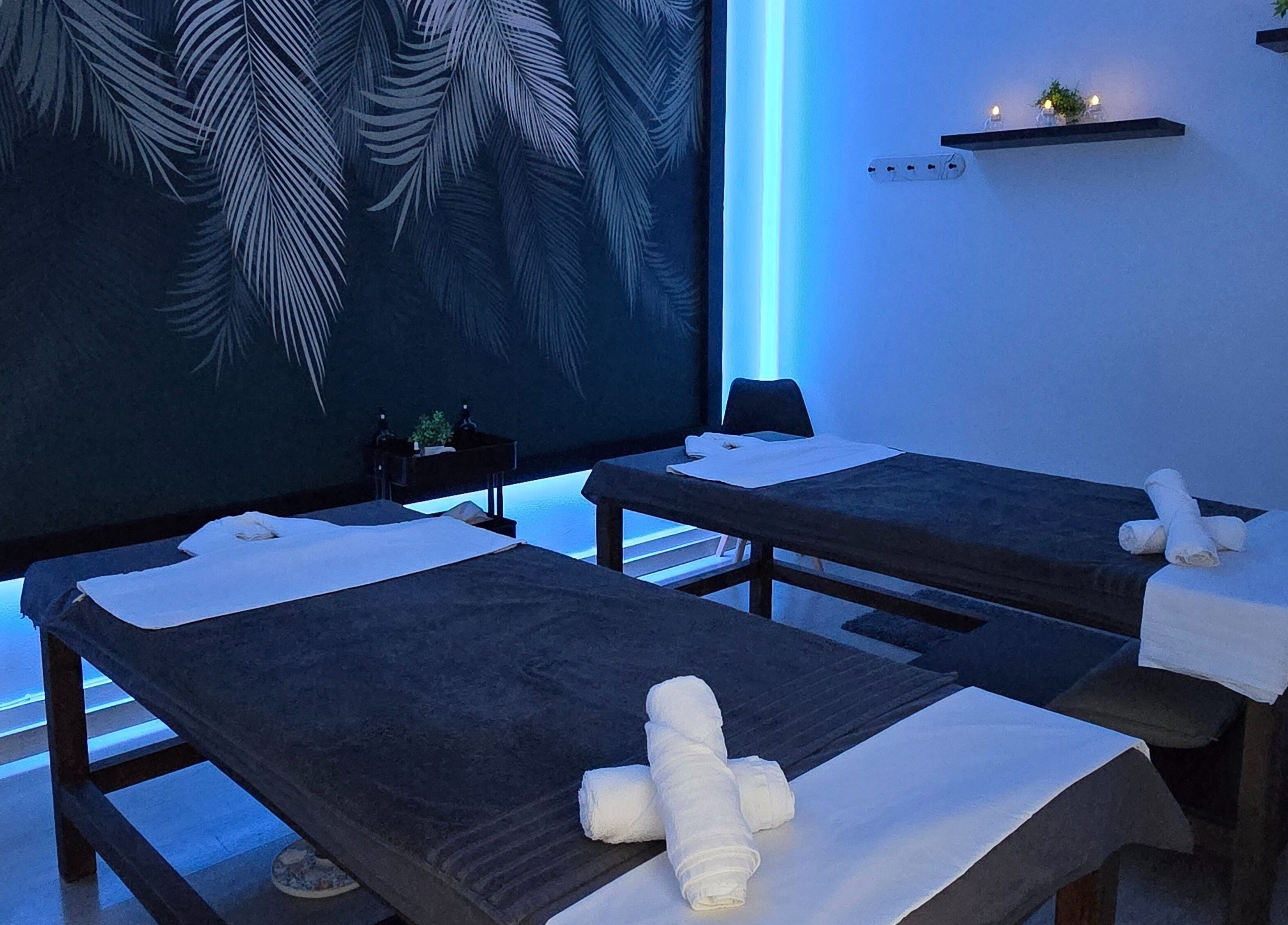 Sala de masajes en Massage Lab, Dénia, Comunidad Valenciana, ES, con ambiente relajante y mesas dobles.